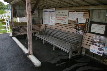 植村駅の待合所