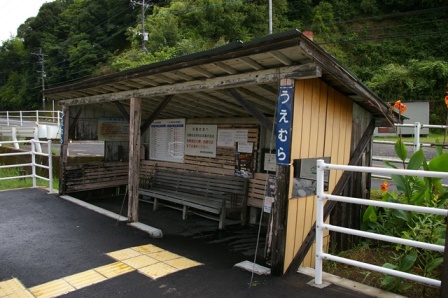 植村駅の待合所