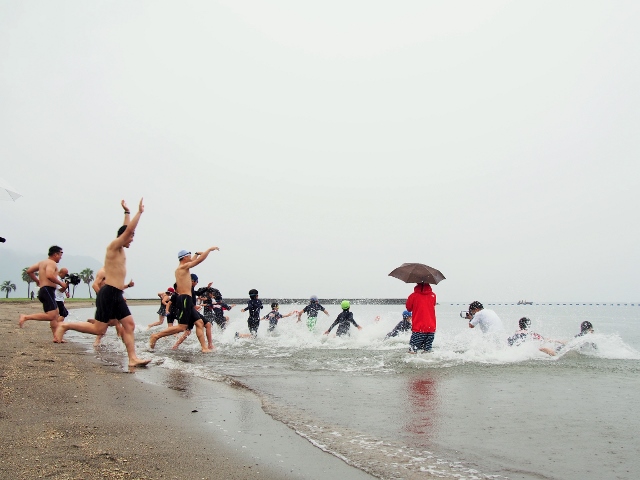 錦江湾クリーンアップ大作戦と国分キャンプ海水浴場の海開きが行われました