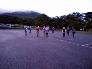 早朝登山（韓国岳）霧雨の中開催