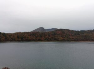 えびの高原　六観音御池の紅葉が見頃を迎えています