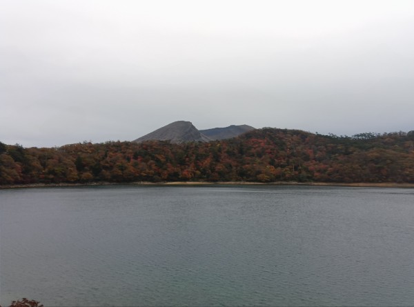 えびの高原　六観音御池の紅葉が見頃を迎えています